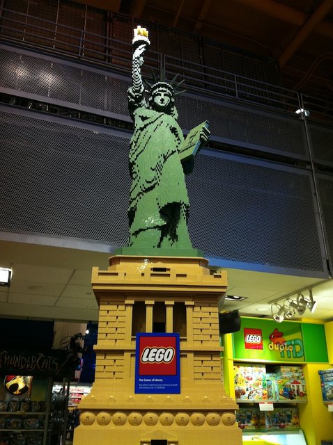La statue de la liberté : Elle a nécessité 320 heures pour sa création et  12 200 bricks.