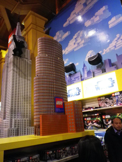 Le Lipstick est un gratte-ciel de 138 mètres. Sa création en LEGO a nécessité 302 heures et 72.480  bricks.