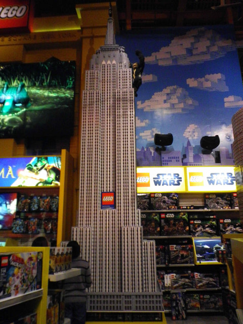 L’empire state buildingil mesure 381 mètres (443,2 m avec l’antenne) et de 102 étages Il a   a nécessité 700  heures pour sa création en LEGO et 180 000 bricks.