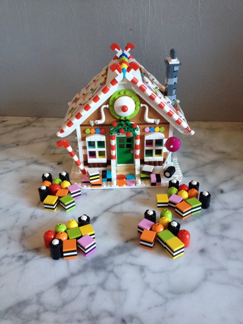 Gingerbread House. (Via plans achetés)<br />Terminée cet été...<br />Ouep, le set de cette année c'est aussi une maison de pain d'épices. Un peu calmé du coups